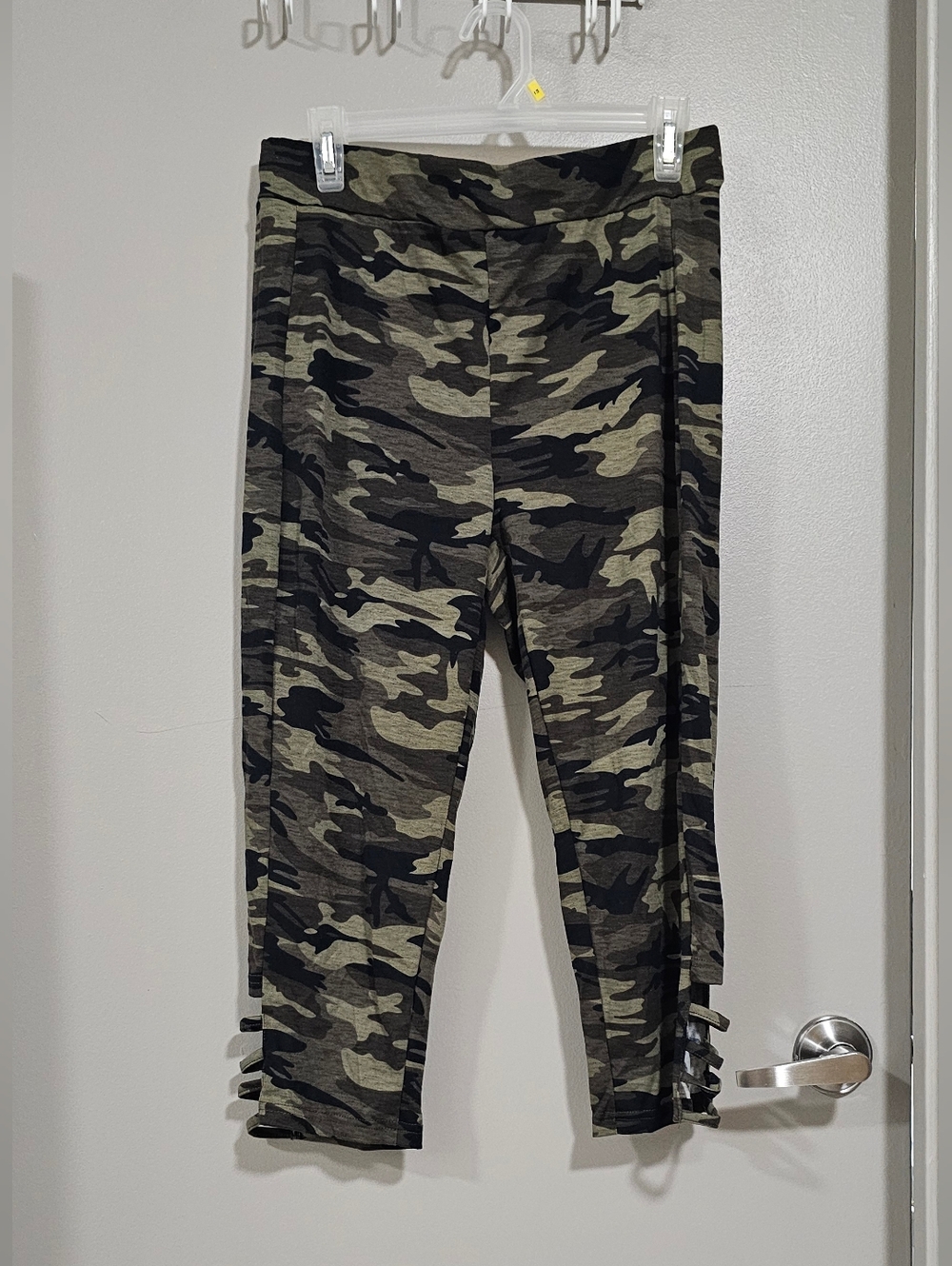 Emery Rose Camouflage Cut-Out Leggings